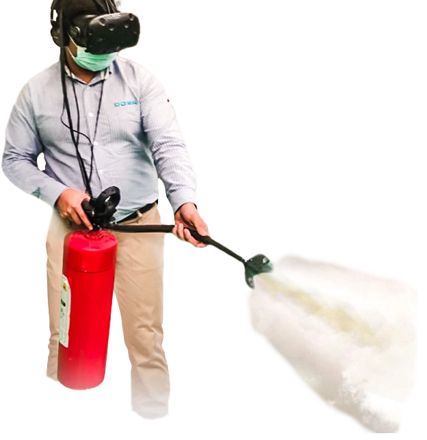 Persona con casco de realidad virtual usando un extintor en un simulacro de incendio